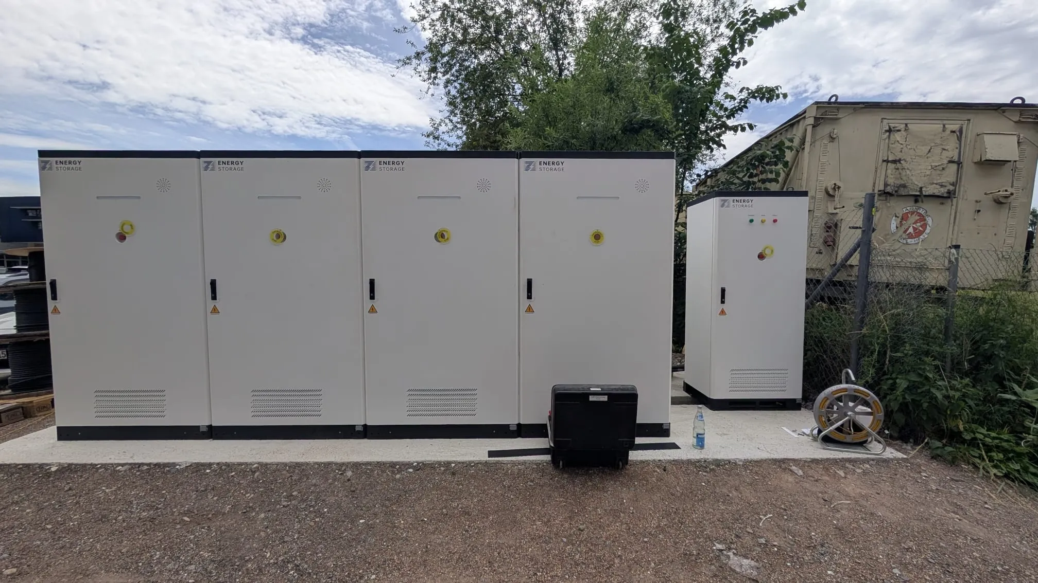 Four PVB battery cabinets with an AC parallel cabinet